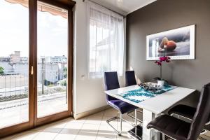 Central Penthouse FREE Parking 2balconies AC Nice