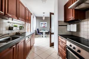 Central Penthouse FREE Parking 2balconies AC Nice