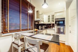 Sunny apartment by the sea with garage