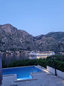 Sea view apartment with heated pool