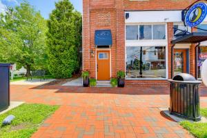 Walkable Wytheville Loft on Main Street!