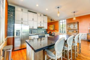 Walkable Wytheville Loft on Main Street!