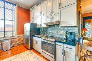 Walkable Wytheville Loft on Main Street!