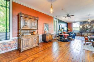 Walkable Wytheville Loft on Main Street!