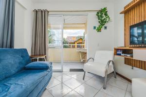 Apto 2Q c varanda a 220m da praia de Bombas FDL103