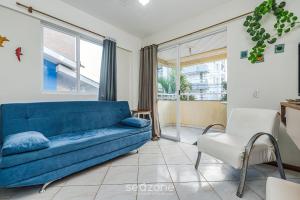 Apto 2Q c varanda a 220m da praia de Bombas FDL103