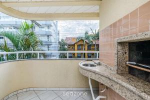 Apto 2Q c varanda a 220m da praia de Bombas FDL103