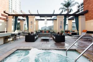 Cozy Apartment Homes On Wilshire Corridor