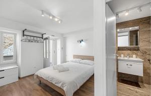 1 Bedroom Nice Apartment In Vodice 