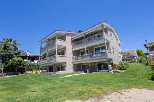 By the Sea Apartments-studios