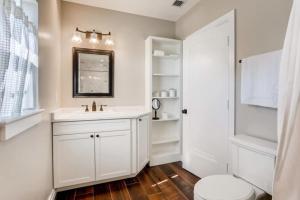 Buttercup - Charming Home on Quiet Street Near the Convention Center