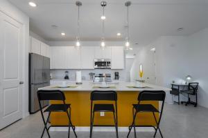 Summer in Oasis Vacation Home lake