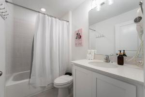 Summer in Oasis Vacation Home lake