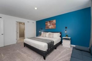 Summer in Oasis Vacation Home lake