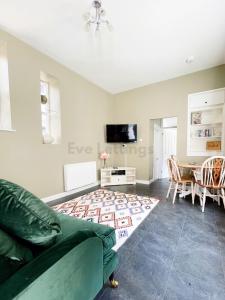 Lisas Beach Pad, A Charming Coastal Retreat with Parking