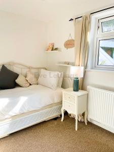 Lisas Beach Pad, A Charming Coastal Retreat with Parking