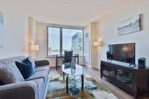 Luxury Apt Seaport with Gym and Pool