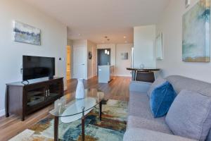 Luxury Apt Seaport with Gym and Pool