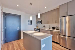 Luxury Apt Seaport with Gym and Pool