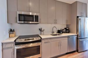 Luxury Apt Seaport with Gym and Pool