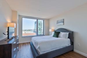 Luxury Apt Seaport with Gym and Pool