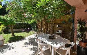 Appartements 1 Bedroom Amazing Apartment In Lunel : photos des chambres