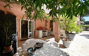 1 Bedroom Amazing Apartment In Lunel
