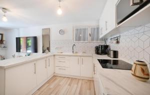 Appartements 1 Bedroom Amazing Apartment In Lunel : photos des chambres