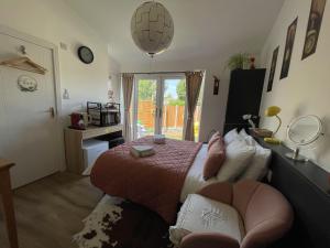 Brand new en-suite double room private entry self-check