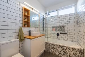 Charming Fig Tree Cottage with WiFi & Parking