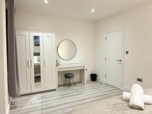 Modern 3 Bed Flat - City Centre - Free Parking