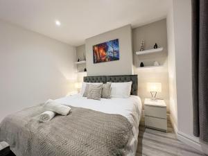 Modern 3 Bed Flat - City Centre - Free Parking