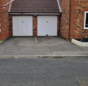 Ashford Luxury Town Retreat-Free Parking -Super Fast Wifi, Spacious, Back Garden & Garden Chairs