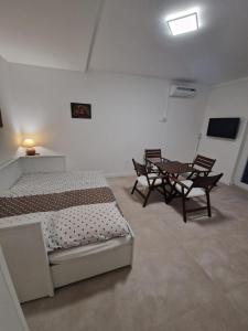 One-Bedroom Apartment with Terrace and Sea View room in Apartments by the sea Pisak Omis - 2802