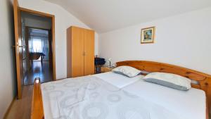 Apartments with parking space Lopar, Rab - 23968