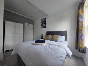 Bright, Modern & Comfortable 2-Bedroom Apartment