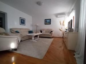 Apartments with parking space Palit, Rab - 23623