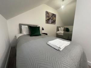 3 Bedroom New House Sleeps 5 with FREE Parking & WiFi-A