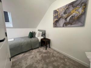 3 Bedroom New House Sleeps 5 with FREE Parking&WiFi-B