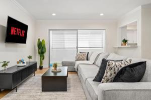 KING Size Bed in Cozy, Modern Hollywood Place