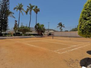 Quiet apartment with pool right on the beach
