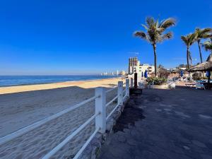 Quiet apartment with pool right on the beach