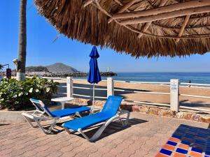 Quiet apartment with pool right on the beach