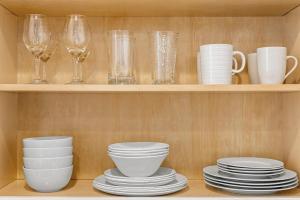 KING Size Bed in Cozy, Modern Hollywood Place