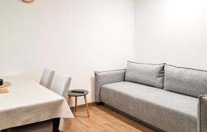 1 Bedroom Lovely Apartment In Pisak