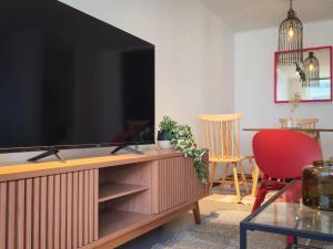 Depto a pasos del Parque Arauco con Piscina y Aire Acondicionado