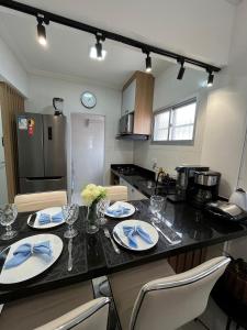 Canto forte- Apto 112 cvaranda - até 5 hóspedes- garagem - WI FI e 200 metros da Praia, 50 metros da Av Gastronômica da PG