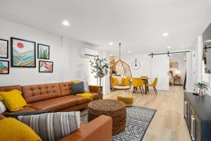 Couples Retreat with Hot Tub, Beach Cruisers, Spa Bath