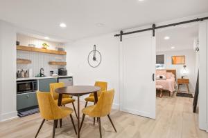 Couples Retreat with Hot Tub, Beach Cruisers, Spa Bath