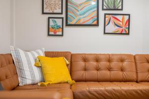 Couples Retreat with Hot Tub, Beach Cruisers, Spa Bath